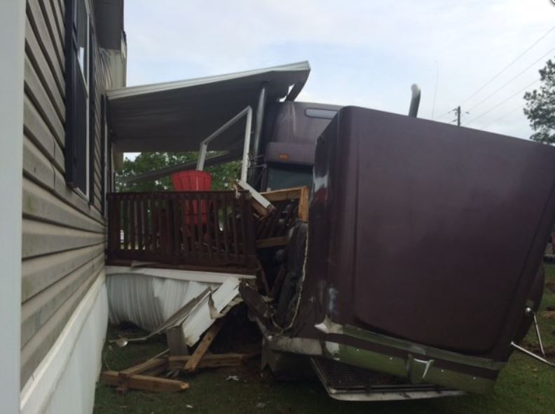 18-wheeler crashes into SC mobile home (Image 1)_56203