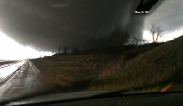 NC man gets close-up video of roaring tornado (Image 1)_56387