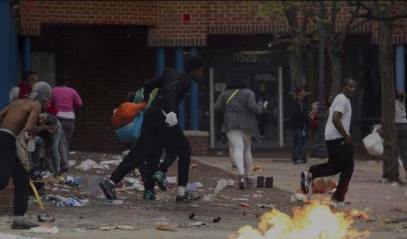 15 officers hurt by 'thugs' in Baltimore riots, curfew planned all week (Image 1)_57132