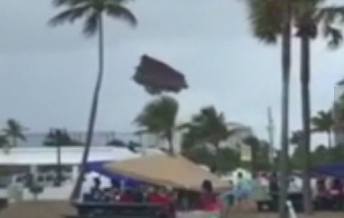 3 children injured when water-spout tosses _bounce house_ into sky (Image 1)_58994