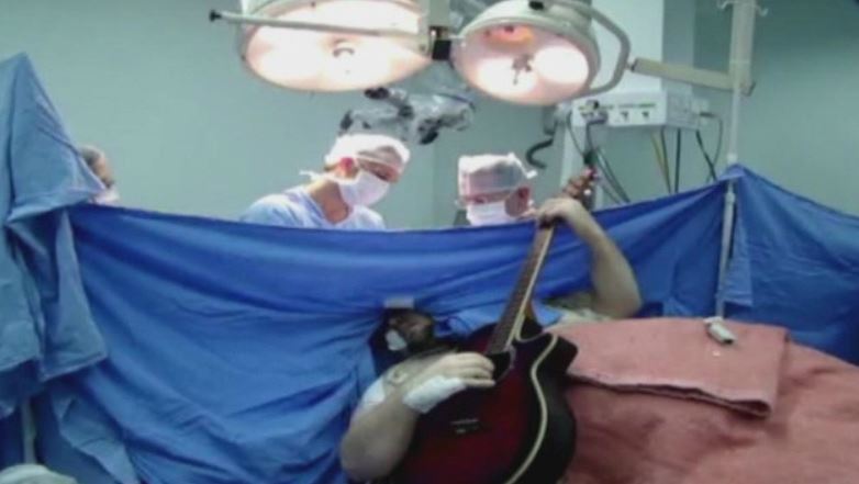 Man Plays Guitar And Sings During Brain Surgery (Image 1)_59660