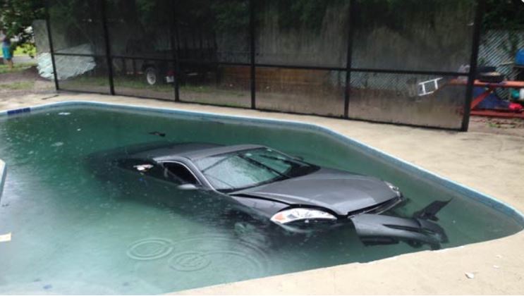 Teen crashes car in swimming pool, waits for cops to arrive (Image 1)_60001