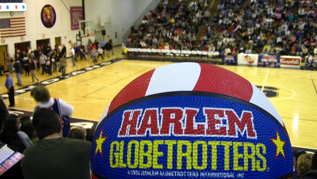 Globetrotter hits trick shot_259151