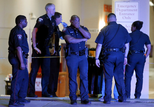 Five officers killed in Dallas_259230