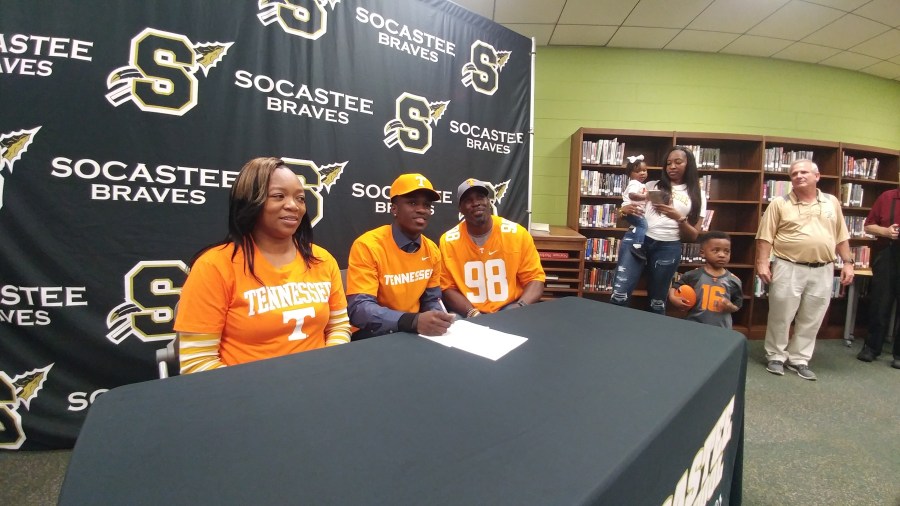 Kenney Solomon Signs with Tennessee_1549486779146.jpg.jpg